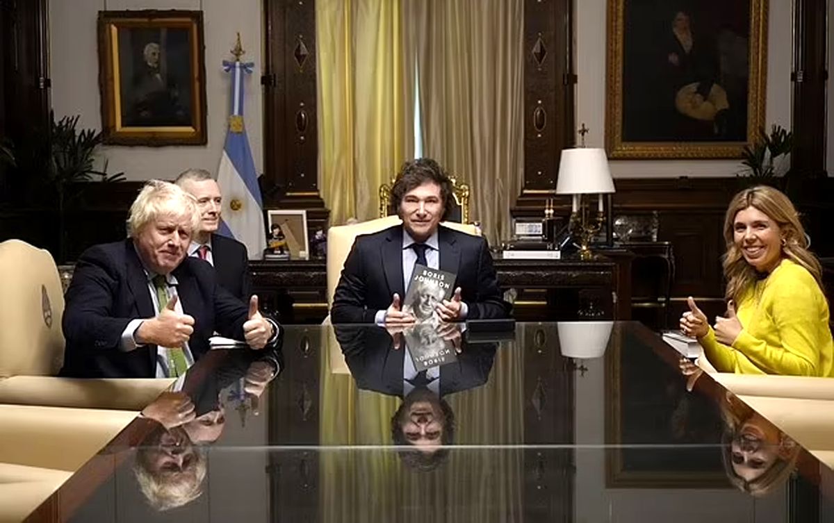 Boris Johnson y su mujer Carrie, pulgares arriba por la libertad, con Javier Milei. Foto Daily Mail.