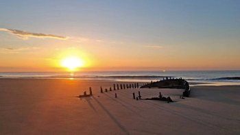 un pueblito en la costa con una playa tranquila para relajarse un pueblito en la costa con una playa tranquila para relajarse