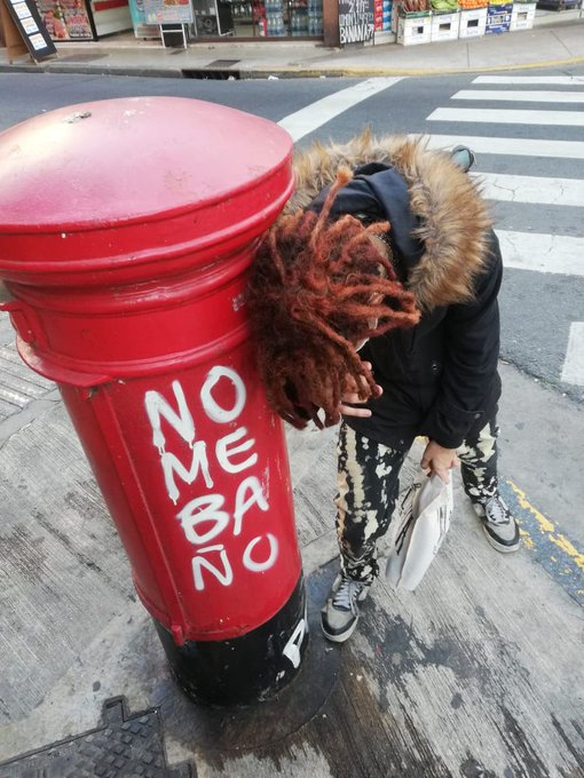 Los adultos mayores que leen los grafitis con la frase Los adultos mayores que leen los grafitis con la frase