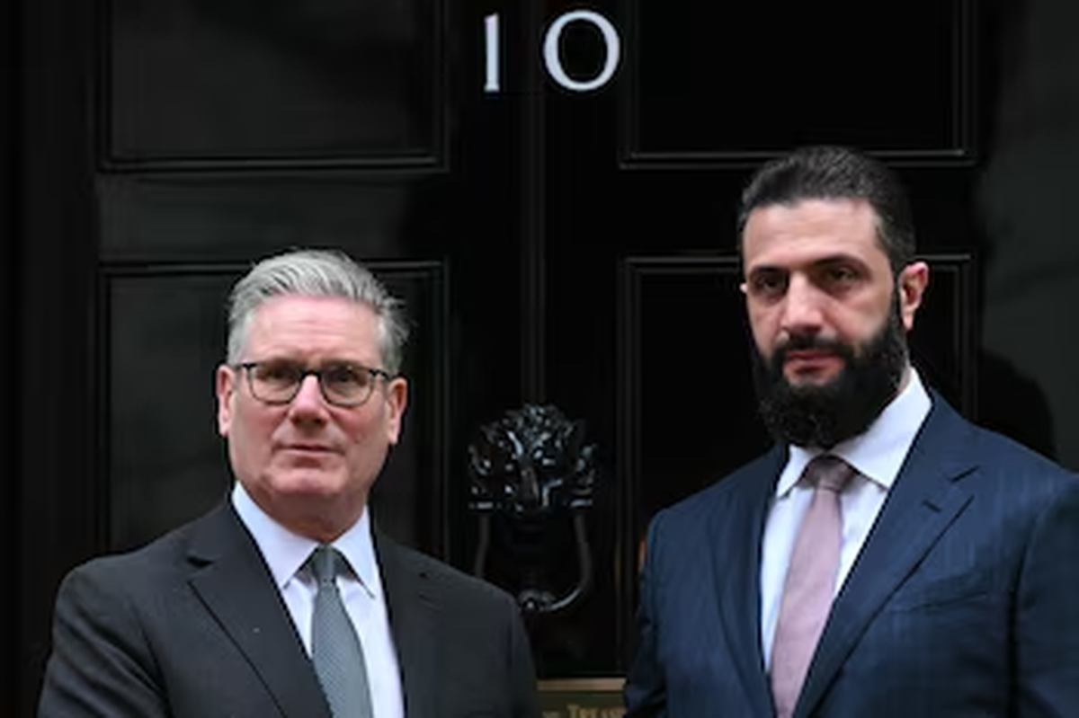 Starmer, primer ministro de Reino Unido, junto a Al Shaara, legitimado por Bruselas y Trump. Es el presidente de facto de Siria y fue ex combatiente de una célula filial de Al Qaeda. Starmer, primer ministro de Reino Unido, junto a Al Shaara, legitimado por Bruselas y Trump. Es el presidente de facto de Siria y fue ex combatiente de una célula filial de Al Qaeda.