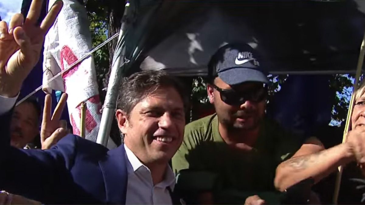 Axel Kicillof se tomó fotos con manifestantes a su llegada a la Legislatura (Foto: captura de video). Axel Kicillof se tomó fotos con manifestantes a su llegada a la Legislatura (Foto: captura de video).