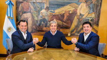 Luis Caputo, ministro de Economía, junto a los dos funcionarios que renunciaron. Luis Caputo, ministro de Economía, junto a los dos funcionarios que renunciaron.