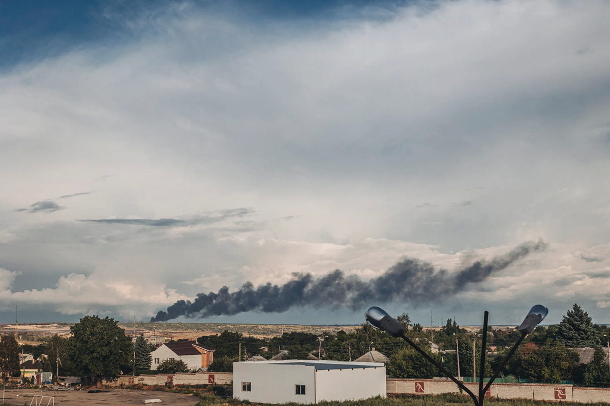 Columna de humo sobre Bakhmut. La 2da. línea de defensa de las tropas ucranianas pasa por Bakhmut y Seversk, a donde se replegaron las Fuerzas Armadas tras la retirada de Severodonetsk y Lysichansk a finales de junio.