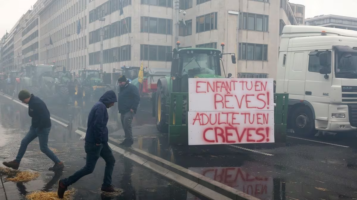 Protesta de agricultores en Bruselas durante la reunión de ministros europeos del ramo en la capital belga