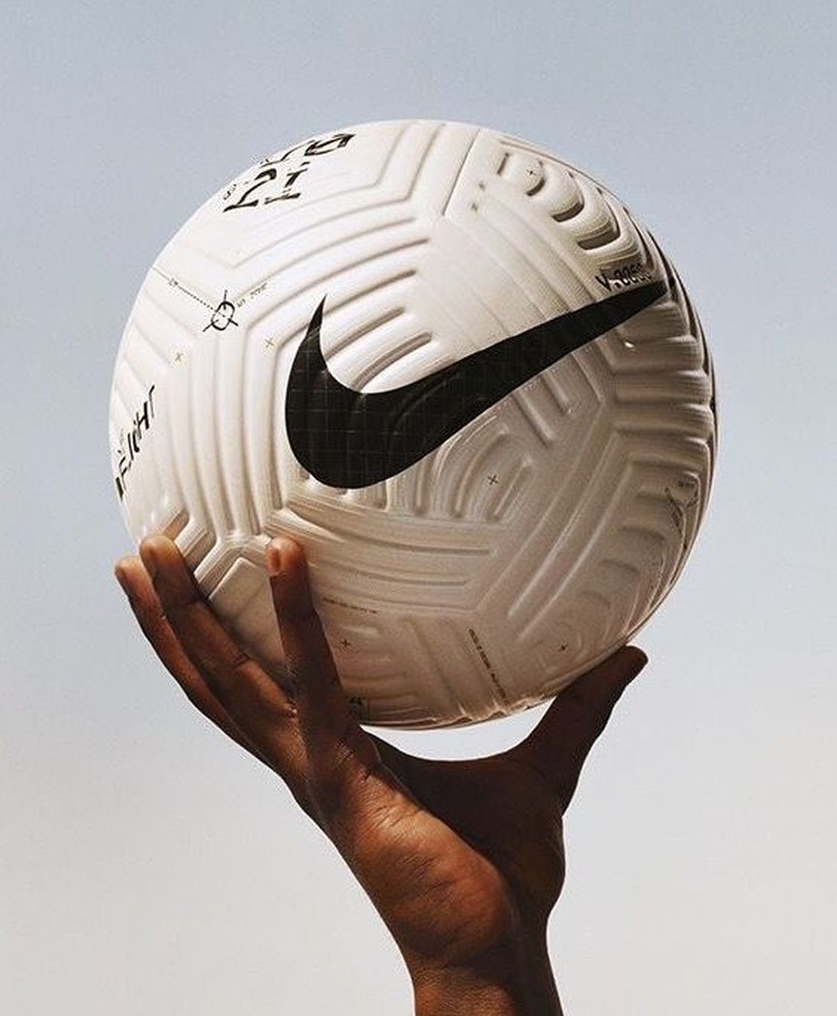 Nike podría quedarse con la pelota de Champions League a partir del 2027. Nike podría quedarse con la pelota de Champions League a partir del 2027.