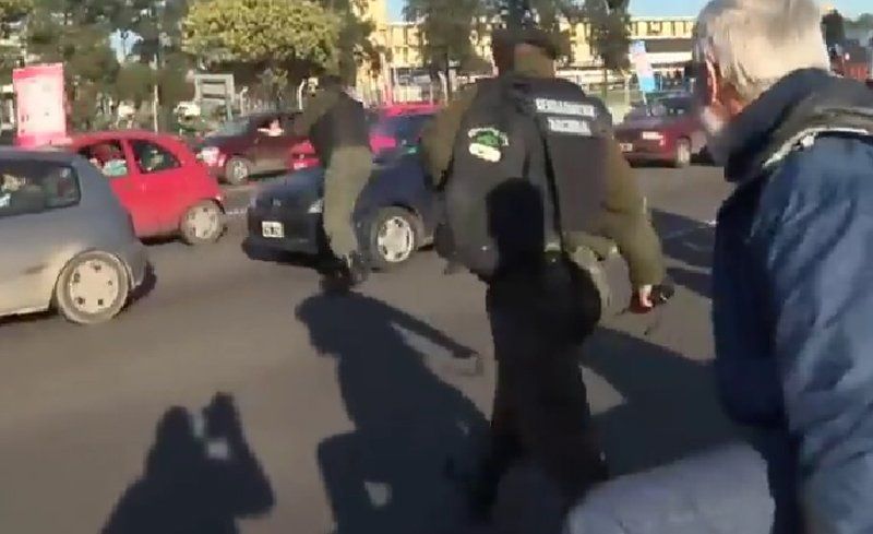 El comandante de Gendarmería Juan Alberto López Torales, a cargo de un grupo de gendarmes, corre, se tira encima del auto de un manifestante en el conflicto por Lear