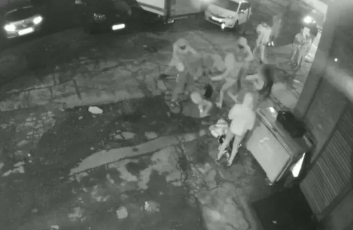 Trans atacado por 5; Imagen de cámara de seguridad.