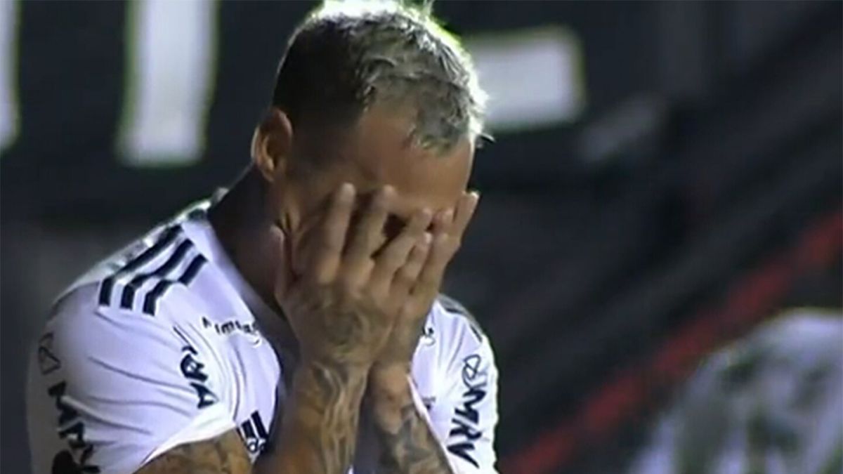 Los barrabravas del Atlético Mineiro escracharon al delantero chileno Eduardo Vargas en la puerta de una discoteca.