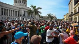 Miles de cubanos protestan contra el gobierno en La Habana, Cuba, el 11/07/2021, gritando “abajo la dictadura” y “Libertad”.