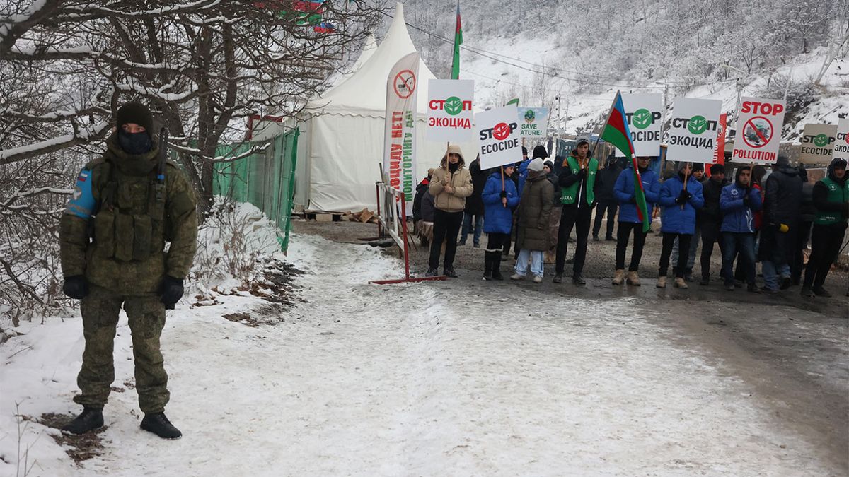 Protesta de armenios en el corredor hacia Nagorno-Karabaj.