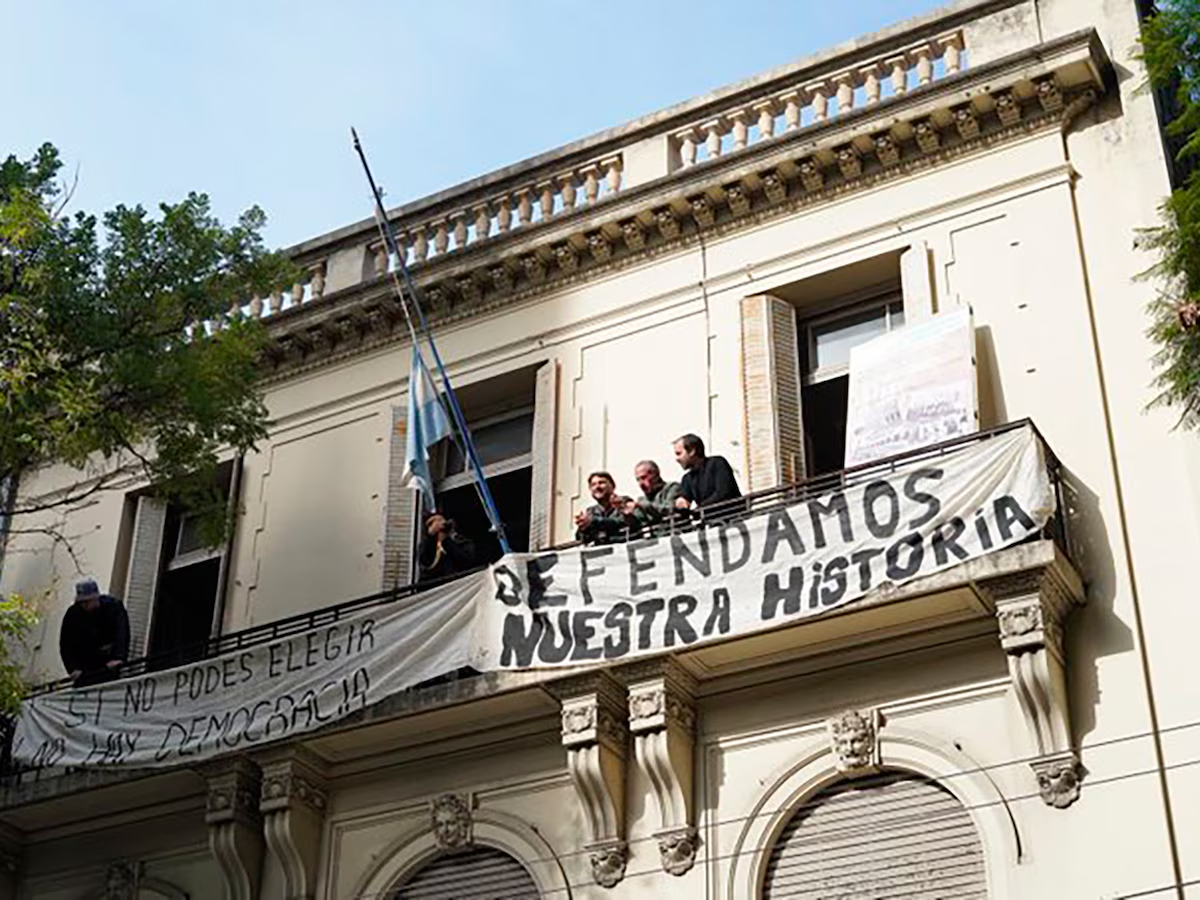 El Presidente compartió un mensaje que festejaba la detención del dirigente social, quien había ocupado el ex Instituto Perón, recientemente cerrado por el Gobierno. El hecho generó repudio en sectores opositores y movilizaciones en su apoyo. &nbsp;