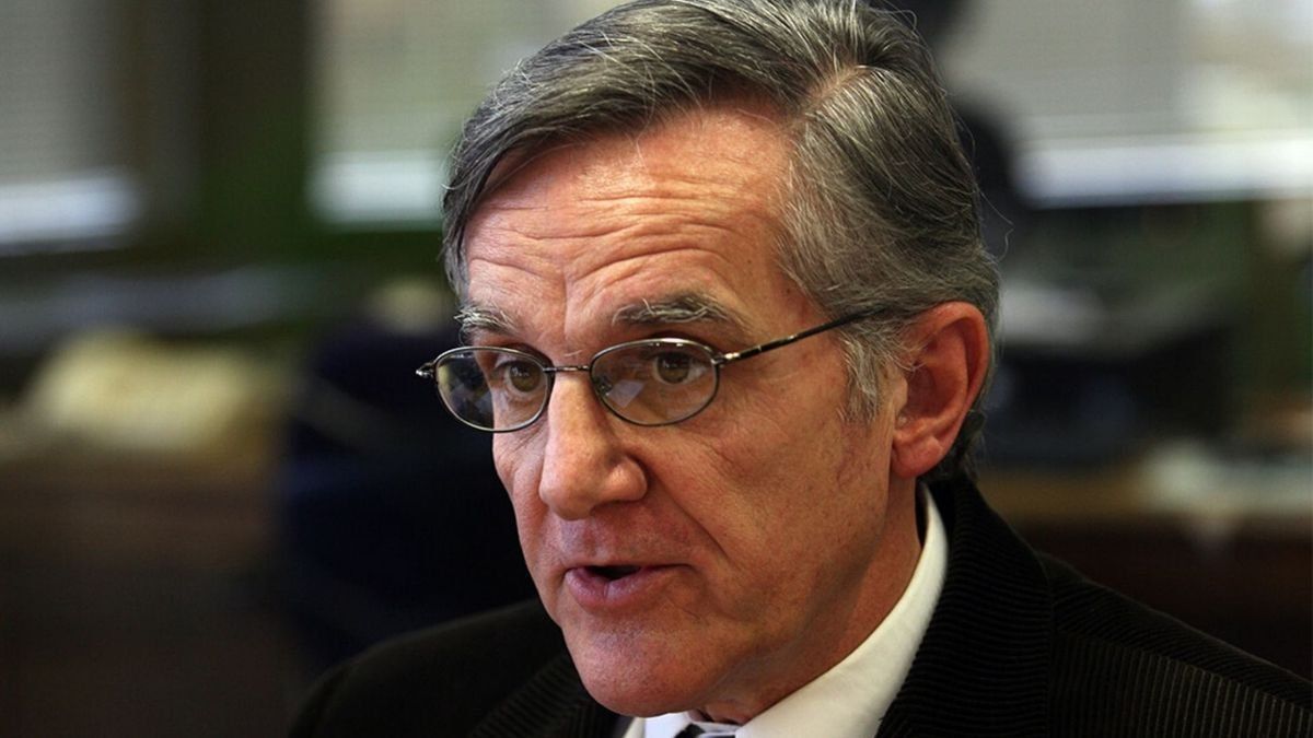 Eduardo López, de ser el más consultado por Alberto Fernández, a ser cuestionado por su Gobierno.