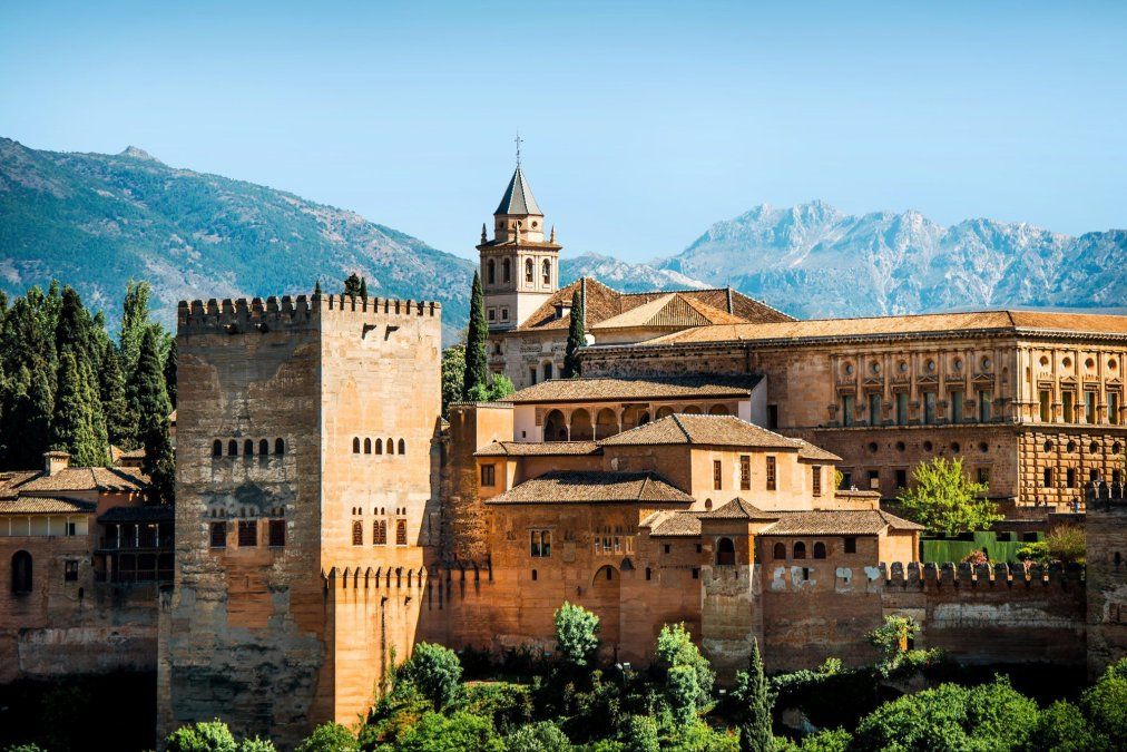 La Alhambra domina Granada desde la colina de la Sabika: fortaleza, palacio y símbolo del esplendor nazarí que marcó el sur de España durante siglos.