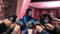 Luck Ra protagonizó un tenso momento con la prensa en los Premios Ídolo, después de que le pidieran que se detuviera para hablar con ellos.