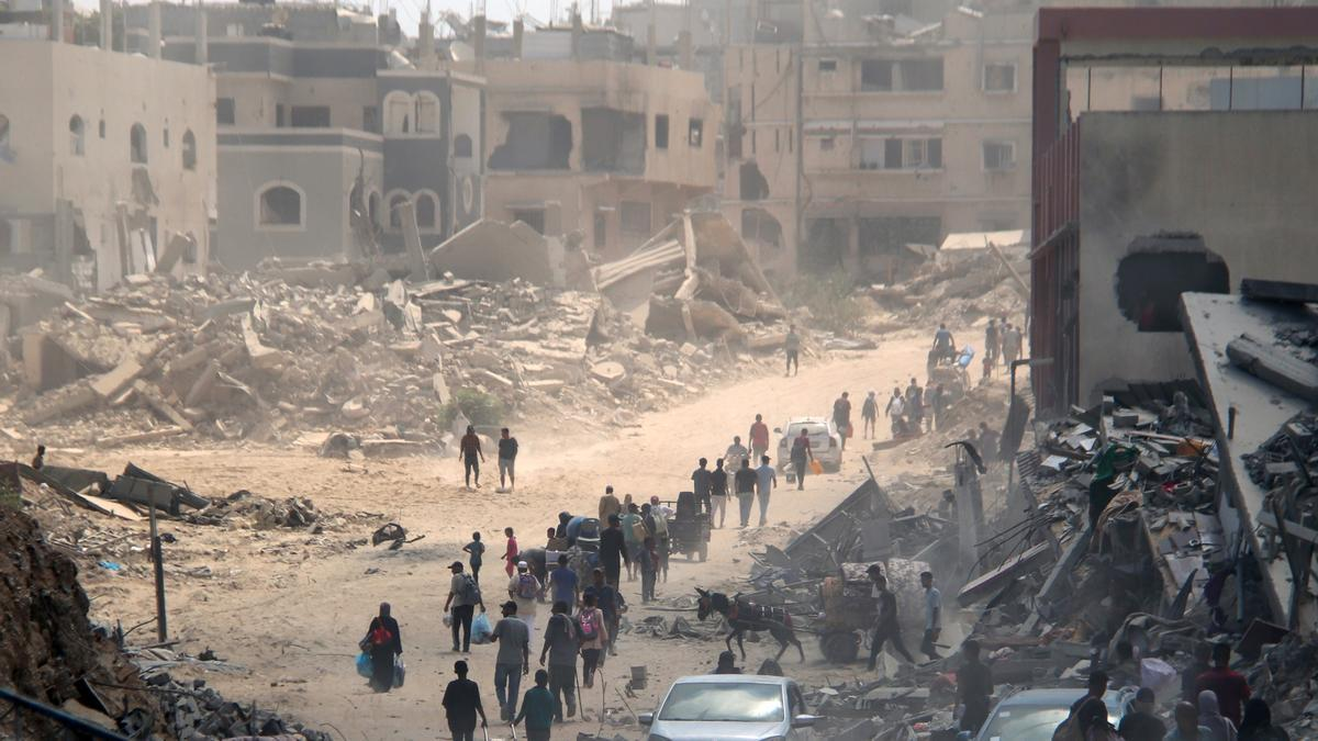 39000 muertos en Gaza. Los soldados israelies han matado en esta guerra a civiles desarmados que sostenían banderas blancas, según Amnistía. En junio, la OCHA publicó un informe en el que se afirmaba que más del 76% de las escuelas de Gaza necesitaban “una reconstrucción completa o una rehabilitación importante”. 39000 muertos en Gaza. Los soldados israelies han matado en esta guerra a civiles desarmados que sostenían banderas blancas, según Amnistía. En junio, la OCHA publicó un informe en el que se afirmaba que más del 76% de las escuelas de Gaza necesitaban “una reconstrucción completa o una rehabilitación importante”.