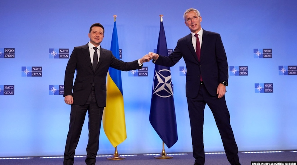 Jens Stoltenberg saluda a El presidente de Ucrania, Volodymyr Zelensky (izquierda), y al titular ejecutivo de la OTAN, Jens Stentenberg,