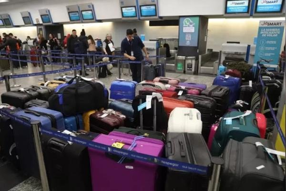Valijas en pasillos, una postal del paro de trabajadores de Intercargo y Aerolíneas Argentinas. Valijas en pasillos, una postal del paro de trabajadores de Intercargo y Aerolíneas Argentinas.