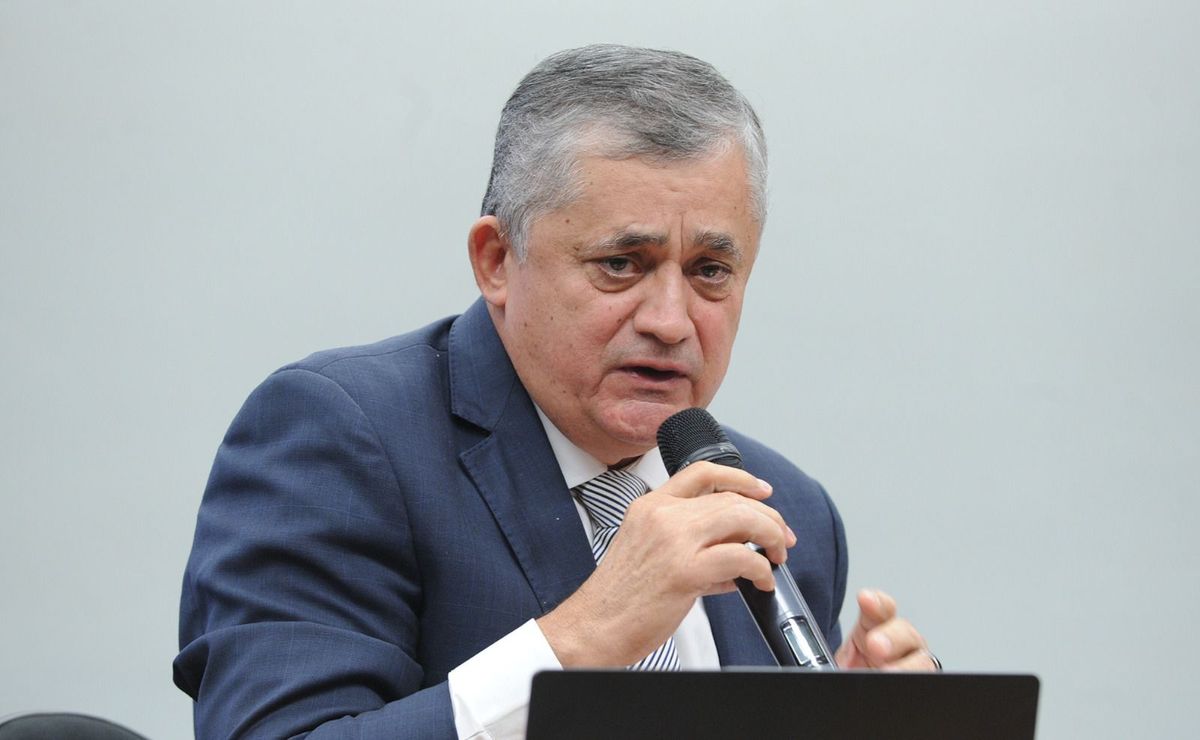José Guimarães. José Guimarães.