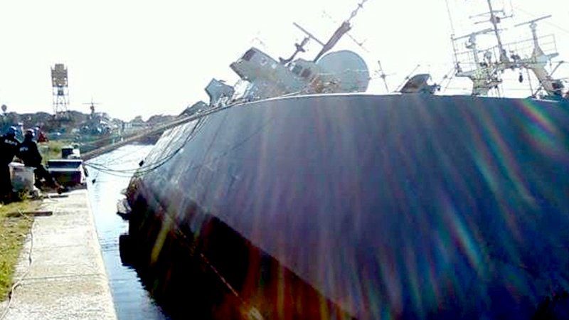 Destructor ARA Santísima Trinidad, paradigma del deterioro de la Armada, escorado en su amarradero. Foto El Rosalenio.