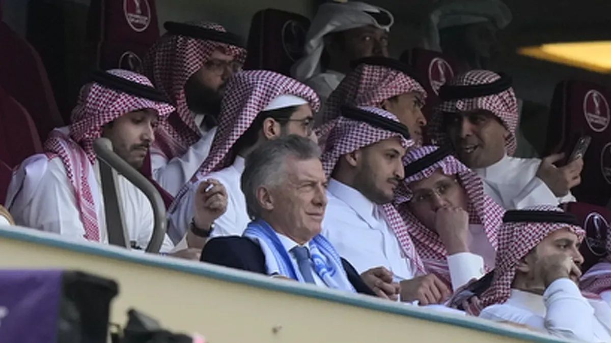 Mauricio Macri con los qataries viendo la derrota de Argentina ante Arabia Saudita.