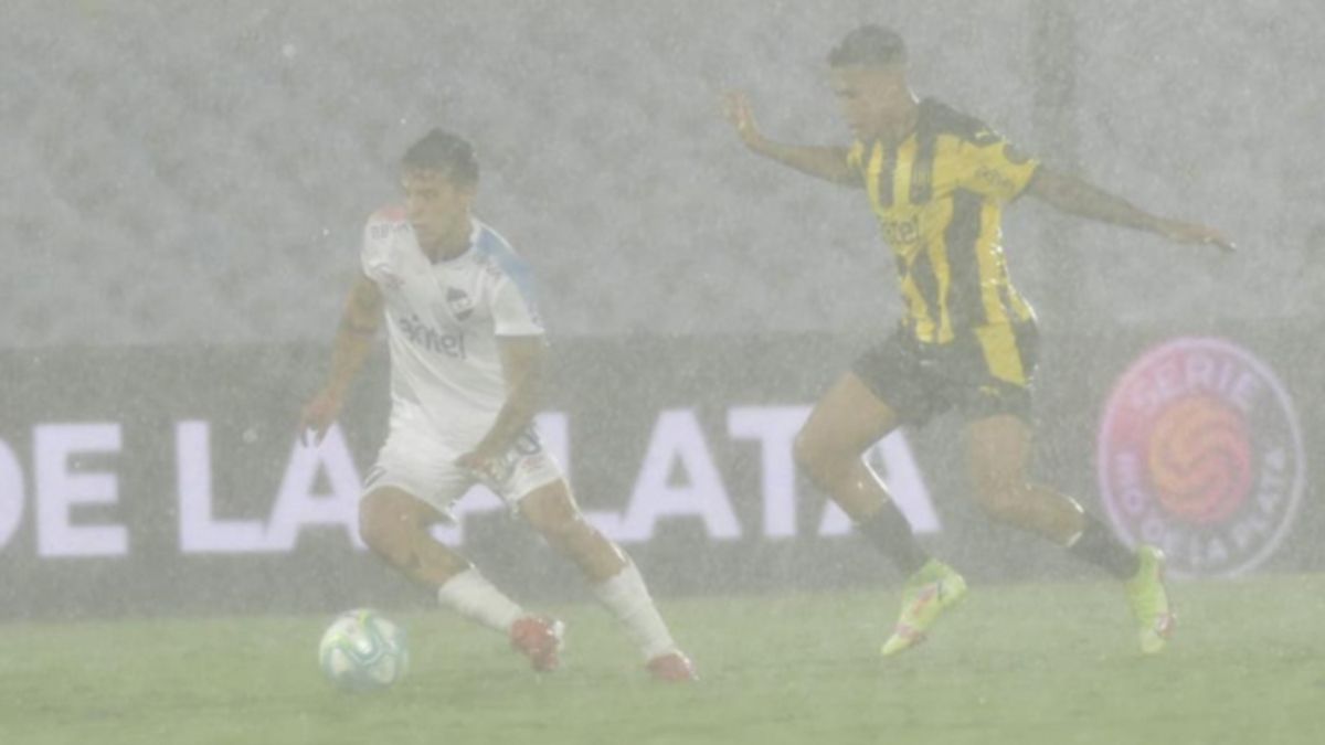 Se jugaba el clásico uruguayo, llegó la tormenta y se definió por sorteo -  Olé