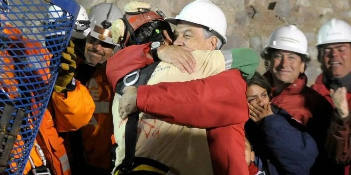 Sebastián Piñera con uno de los mineros rescatados.