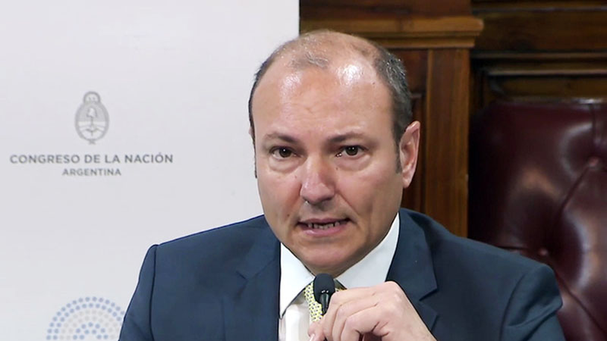 Allanado por segunda vez en 20 días, Gastón Salmain entregó apagado y sin la clave de desbloqueo su celular IPhone 17 requerido por seis fiscales que lo investigan por presuntos actos de corrupción. Allanado por segunda vez en 20 días, Gastón Salmain entregó apagado y sin la clave de desbloqueo su celular IPhone 17 requerido por seis fiscales que lo investigan por presuntos actos de corrupción.