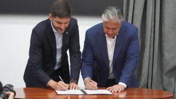 Mueve fichas: Maximiliano Pullaro firmó uno de los acuerdos más importantes de su gestión