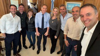La foto de la mesa política: mostrar normalidad y gestión cuando el caos y la parálisis embargan al gobierno de Javier Milei. La foto de la mesa política: mostrar normalidad y gestión cuando el caos y la parálisis embargan al gobierno de Javier Milei.