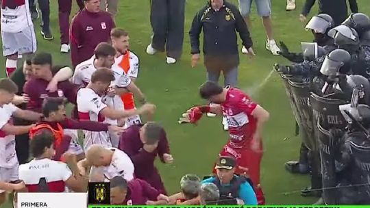 Imagen del video de la represión policial a los de Deportivo Morón. Imagen del video de la represión policial a los de Deportivo Morón.