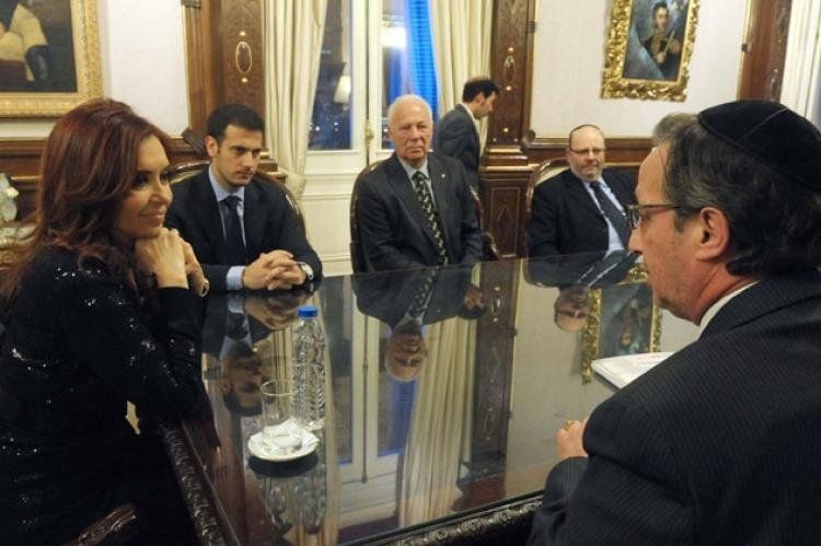 Cristina Fernández de Kirchner y Guillermo Borger hablan durante una visita de la dirección de la AMIA a la Casa Rosada.