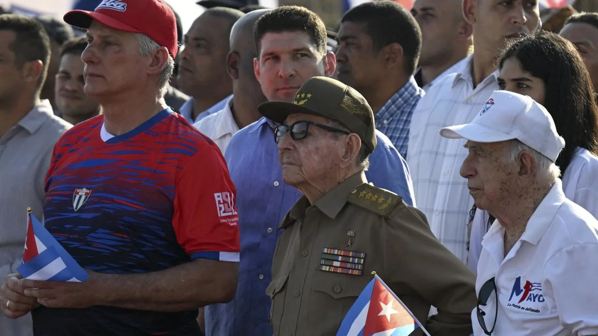 Raúl Castro, de 94 años, participó el viernes 1 de mayo en el desfile organizado frente a la embajada de Estados Unidos en La Habana. © Yamil Lage, AFP Raúl Castro, de 94 años, participó el viernes 1 de mayo en el desfile organizado frente a la embajada de Estados Unidos en La Habana. © Yamil Lage, AFP
