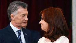 altText(CFK y Mauricio Macri, 2 familias mal ensambladas)}