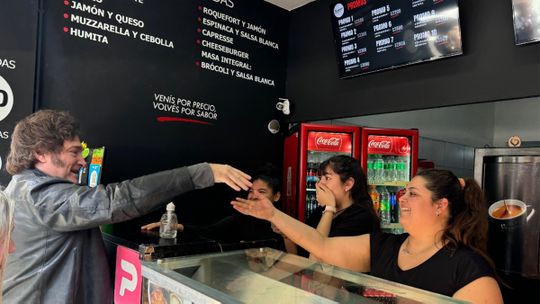 Javier Milei compartió fotos con el saludo de empleados del local, pero enfrente había muchas personas insultándolo.