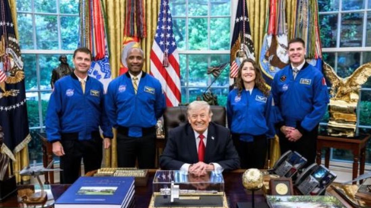 Donald Trump reunido con la tripulación de Artemis II. Donald Trump reunido con la tripulación de Artemis II.