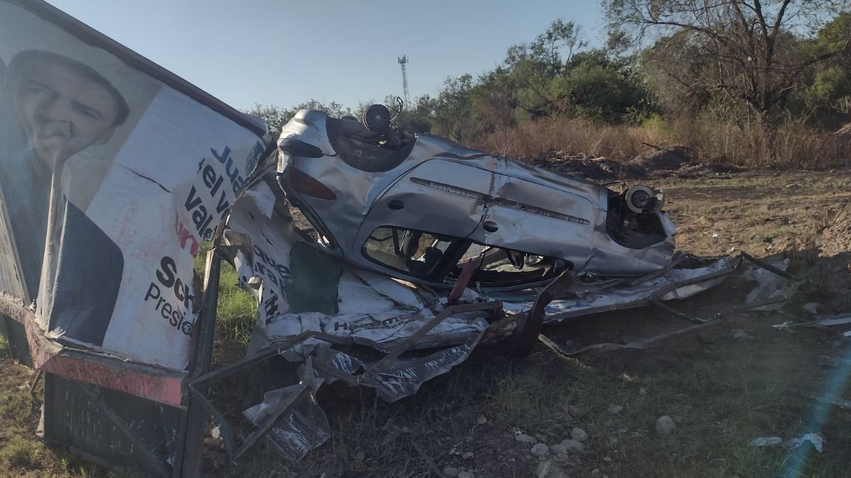 Los dos hombres que les robaron a las jóvenes que volcaron el auto, se llevaron billeteras, celulares y carteras.