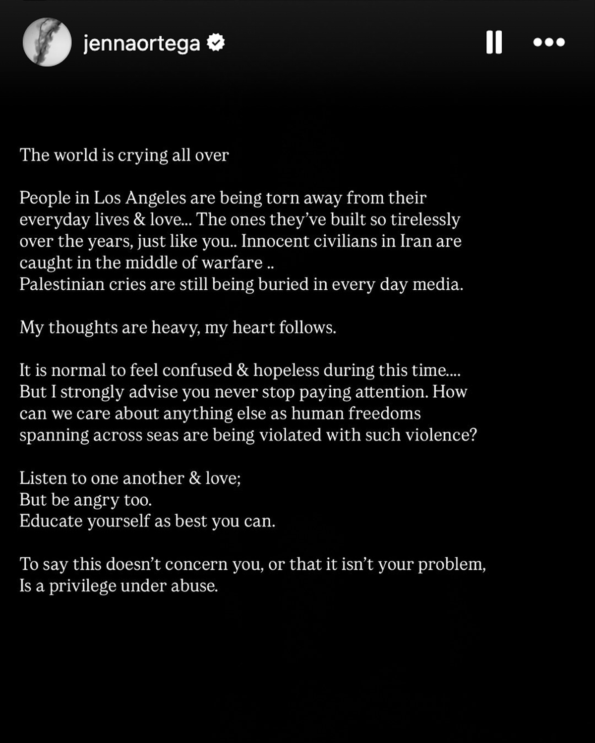 En Sundance y en sus historias, denunció familias rotas, guerras olvidadas y recordó que la indiferencia también es una forma de violencia. En Sundance y en sus historias, denunció familias rotas, guerras olvidadas y recordó que la indiferencia también es una forma de violencia.