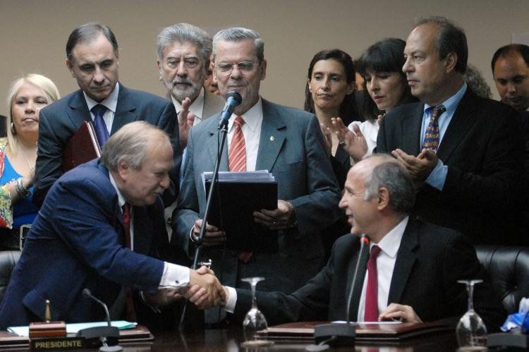 17/12/2009: El juez Luis Maria Cabral (izq.) asume como presidente del Consejo de la Magistratura, y lo saluda Ricardo Lorenzetti, presidente de la Corte. Foto NA: HUGO VILLALOBOS