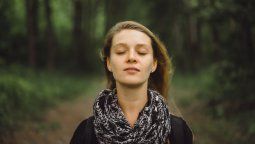 Salud mental: Consejos para practicar pensamientos positivos / Imagen de Kireyonok_Yuliya en Freepik.