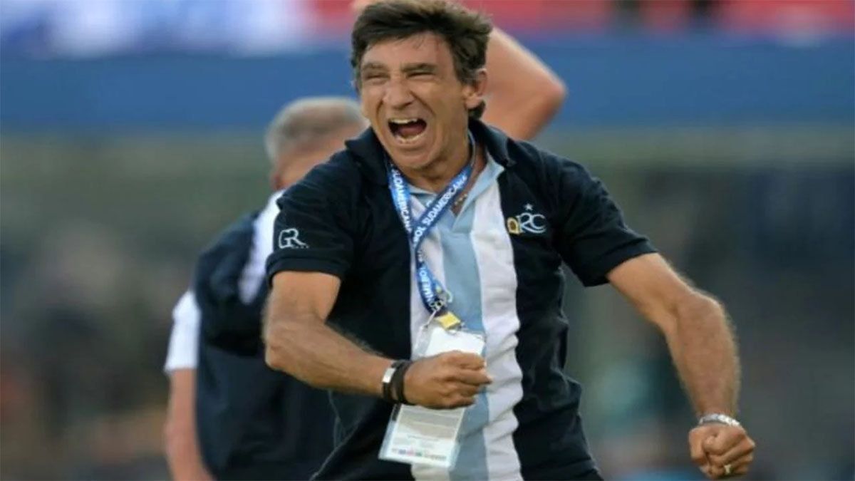 GustavoCostas se consagró campeón con Racing en la Copa Sudamericana 2024 pero sucontinuidad en el cargo depende del oficialismo.