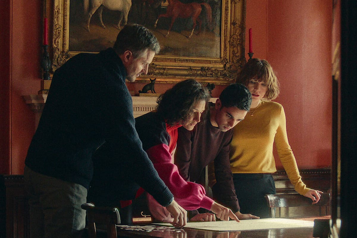 Su formato breve y su tono excesivo la vuelven un placer culposo ideal para maratonear, logrando captar a la audiencia pese a las reseñas negativas. Fuente. Netflix Su formato breve y su tono excesivo la vuelven un placer culposo ideal para maratonear, logrando captar a la audiencia pese a las reseñas negativas. Fuente. Netflix