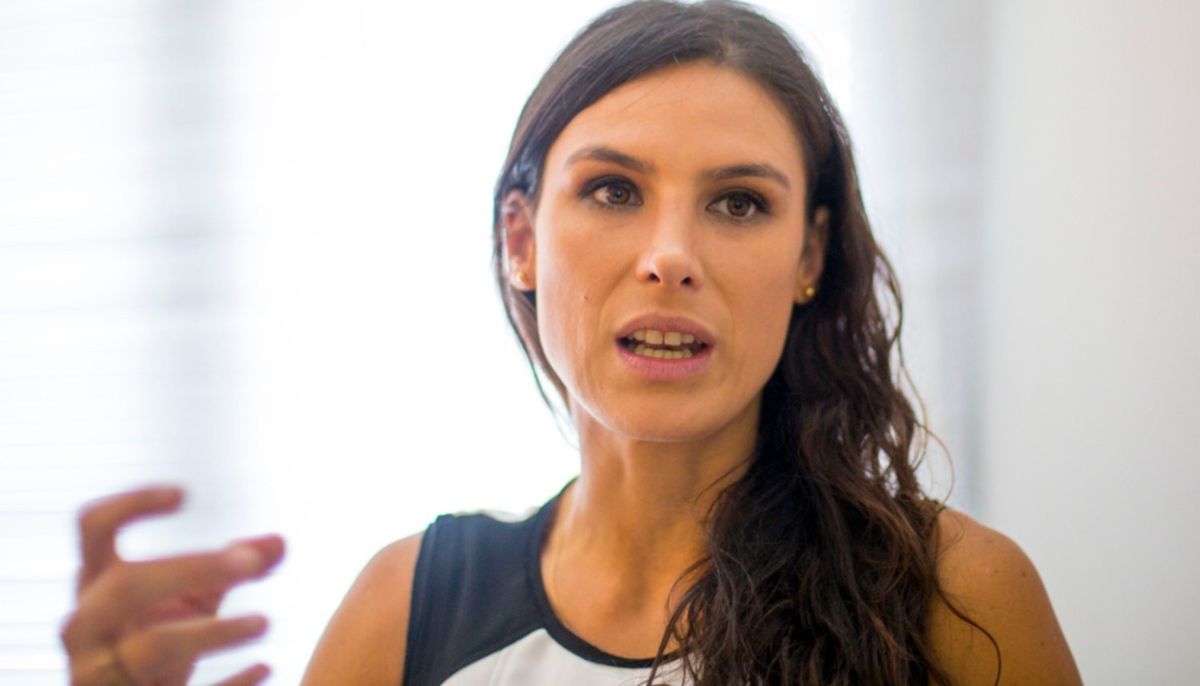 "Nosotros vamos a trabajar a conciencia tema por tema. Nuestra intención es llevar un dictámen de minoría en defensa de las economías regionales", dijo Pamela Calletti. "Nosotros vamos a trabajar a conciencia tema por tema. Nuestra intención es llevar un dictámen de minoría en defensa de las economías regionales", dijo Pamela Calletti.