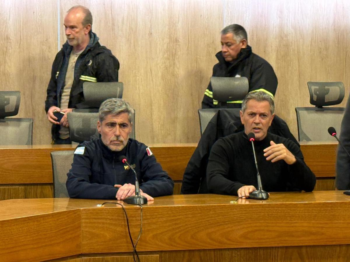 El fiscal, rodeado de funcionarios policiales y judiciales de Córdoba, durante una tensa conferencia de prensa. El fiscal, rodeado de funcionarios policiales y judiciales de Córdoba, durante una tensa conferencia de prensa.