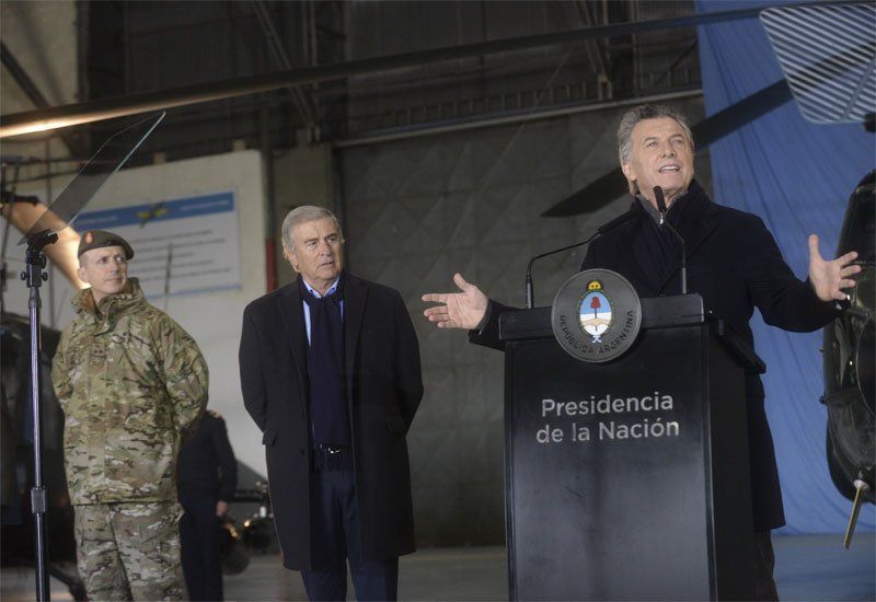 El presidente Mauricio Macri, el lunes, al anunciar el inicio de una reforma del Sistema de Defensa Nacional, en Campo de Mayo, donde estuvo acompañado por el ministro de Defensa, Oscar Aguad. Foto: NA.