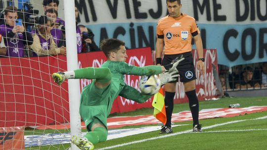 Cambeses atajó dos penales y depositó a Racing en semis del Clausura Cambeses atajó dos penales y depositó a Racing en semis del Clausura