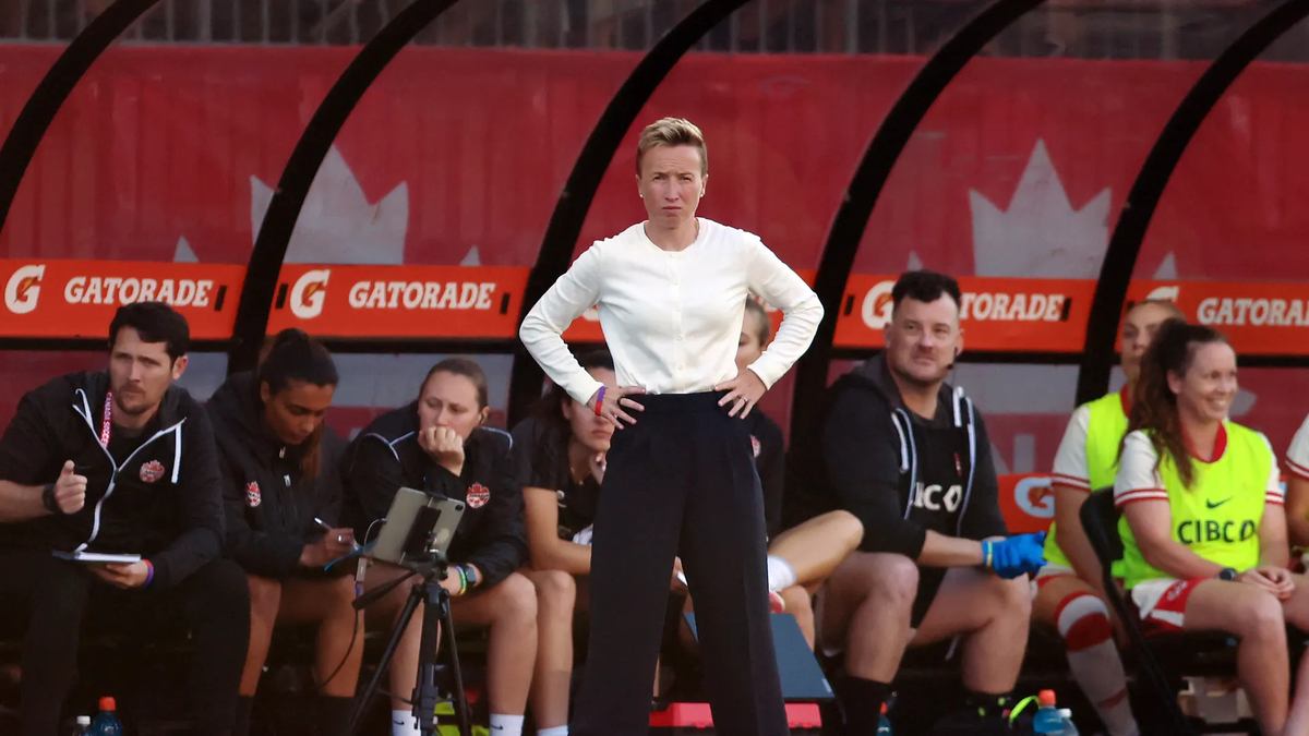 Canadá suspendido. Bev Priestman, entrenadora principal de la selección femenina de fútbol de Canadá, en un partido amistoso internacional contra México el 04/06/2024 en Toronto, Ontario, Canadá.