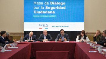 Omar Perotti junto a los ministros de Gobierno, Justicia y DDHH, Celia Arena, de Seguridad, Claudio Brilloni, y de Gestión Pública, Marcos Corach Omar Perotti junto a los ministros de Gobierno, Justicia y DDHH, Celia Arena, de Seguridad, Claudio Brilloni, y de Gestión Pública, Marcos Corach