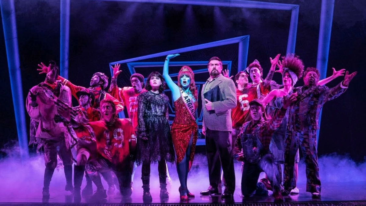 El musical de 'Beetlejuice' profundiza en el pasado de Miss Argentina todavía más que la película, revelándonos las circunstancias que la llevaron al suicidio y lo que aprendió de eso. El musical de 'Beetlejuice' profundiza en el pasado de Miss Argentina todavía más que la película, revelándonos las circunstancias que la llevaron al suicidio y lo que aprendió de eso.