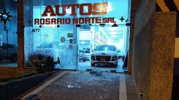 Atacaron a balazos una concesionaria en Rosario. Atacaron a balazos una concesionaria en Rosario.