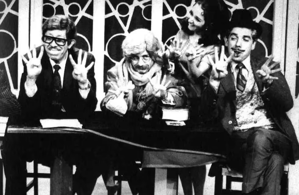 Roberto Gómez Bolaños, alias Chespirito, creció dentro del ambiente artístico. Si bien estudió la carrera de arquitectura, su creatividad lo llevó a trabajar en televisión, debutando en "Los supergenios de la mesa cuadrada". Roberto Gómez Bolaños, alias Chespirito, creció dentro del ambiente artístico. Si bien estudió la carrera de arquitectura, su creatividad lo llevó a trabajar en televisión, debutando en "Los supergenios de la mesa cuadrada".